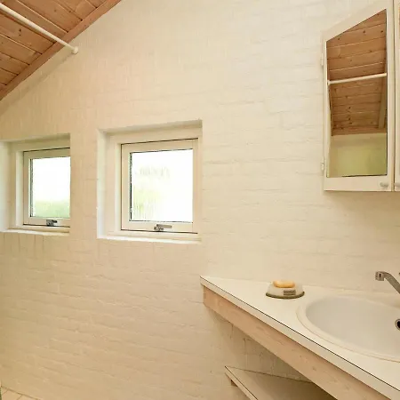Five-bedroom Holiday In 1 *